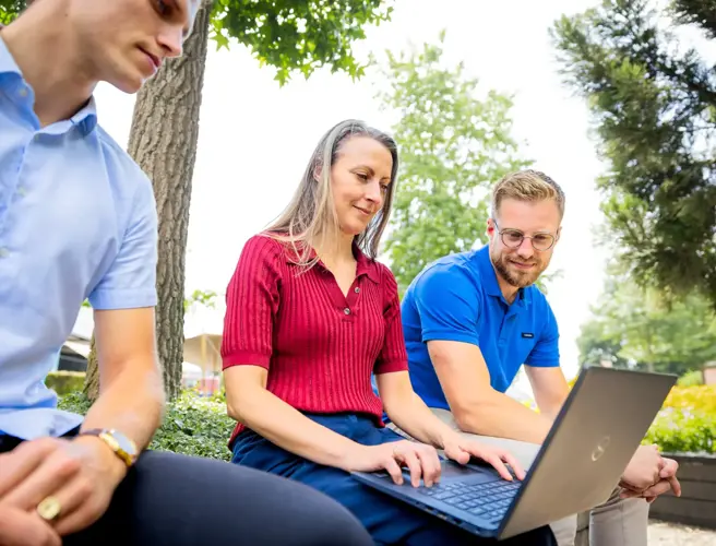 Drie studenten CHE buiten laptop 1