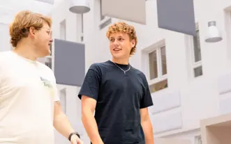 Twee blonde jongens in atrium