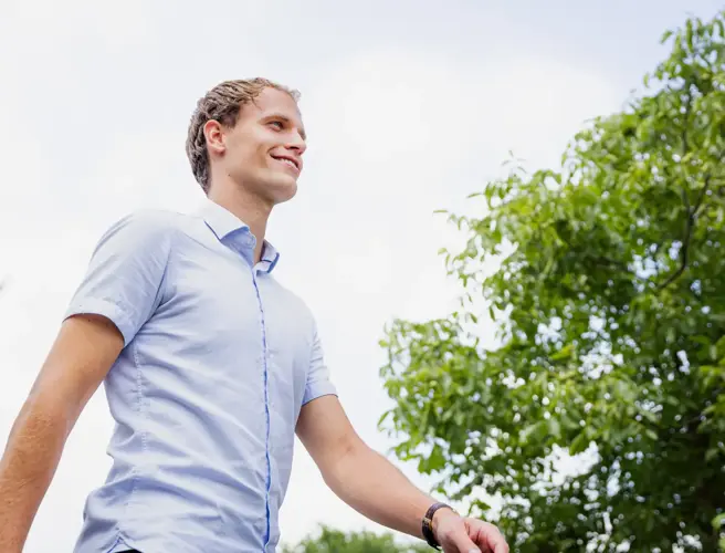 Mannelijke student CHE buiten 8