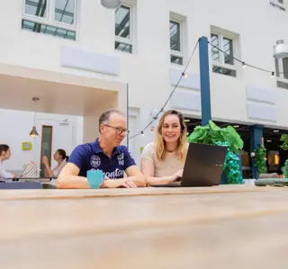 Man en vrouw atrium CHE