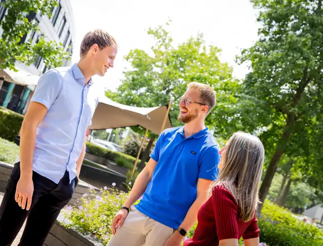 Drie studenten CHE buiten 3