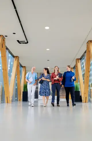 Vrouwen in loopbrug 3
