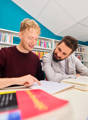 Twee mannen in studiecentrum